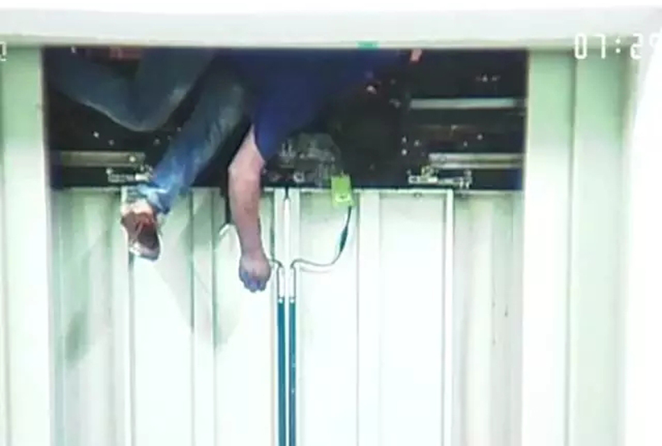 惨烈!东莞电梯工人维修时被夹遇难(图)