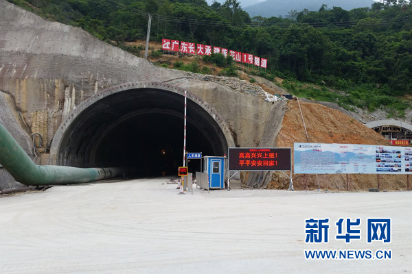 潮惠高速莲花山两段超5000米隧道贯通