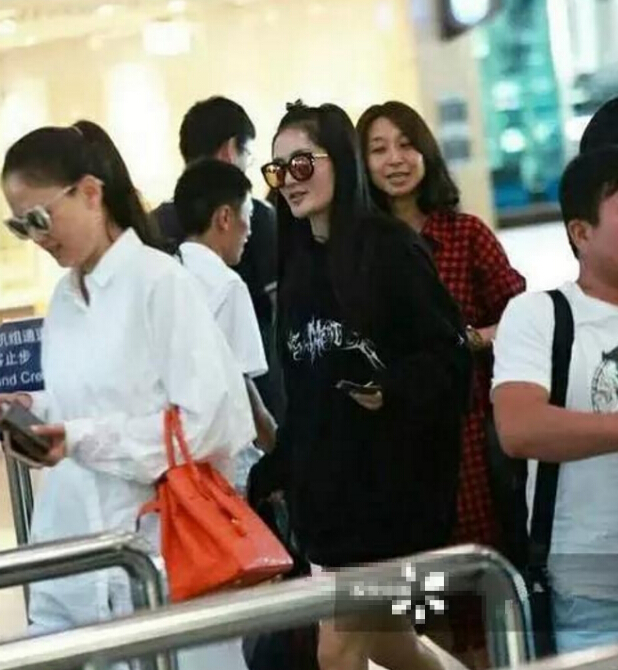 尴尬!素颜现身的陈乔恩被认成了谢娜助理