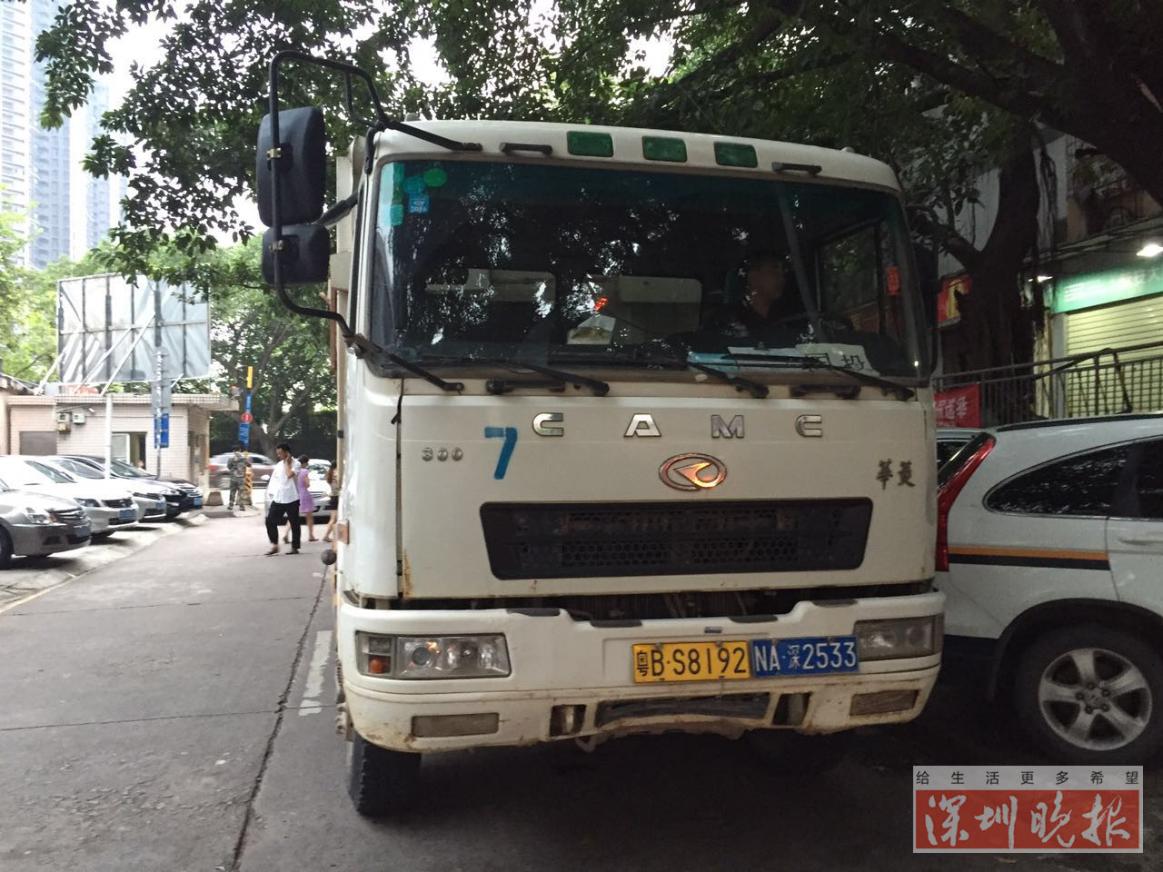 撞人逃逸!泥头车司机称只感觉压到了一个东西