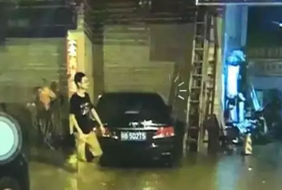 暴雨夜深圳一90后女子疑被电身亡