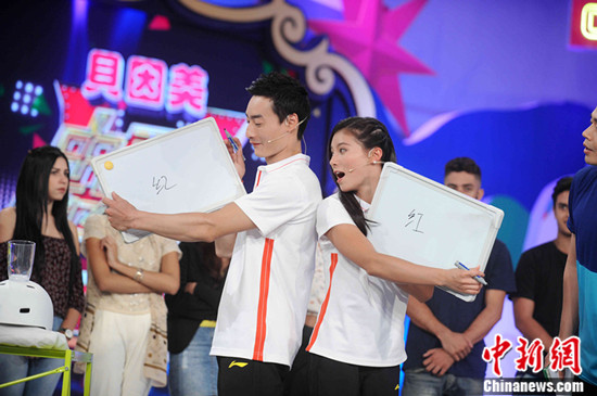 何姿秦凯求婚后卫视首秀 现场考验默契度十足