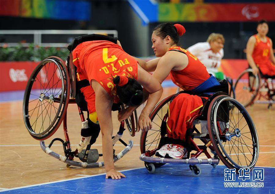 图为2008年9月9日,中国轮椅篮球队球员刘咪换(右)在北京残奥会比赛