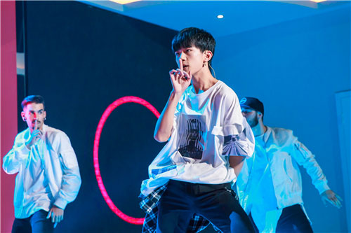 易烊千玺个人综艺首秀频卖萌 热舞掀翻全场