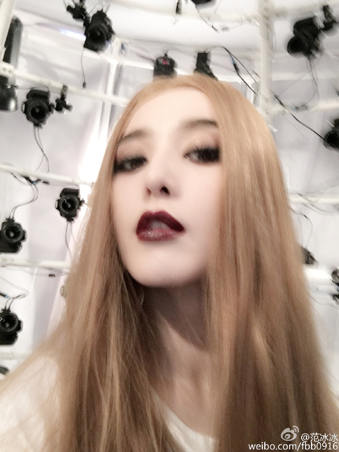 范冰冰女鬼造型曝光 脸色苍白红唇妖娆