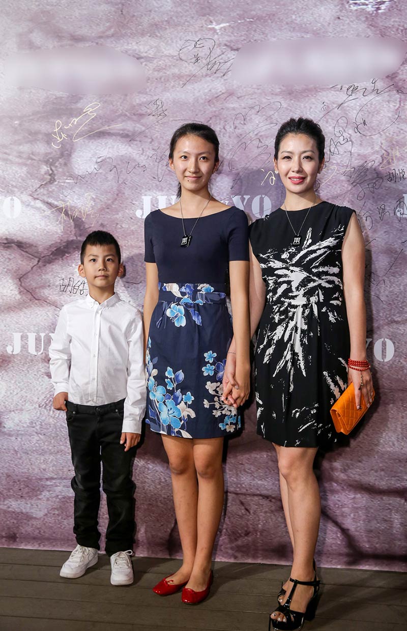 胡军跨界办首秀 儿子女儿全现身