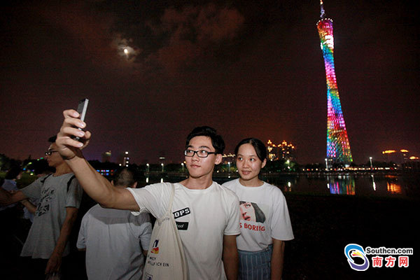 组图:广州花城汇广场的赏月家庭团、情侣团、