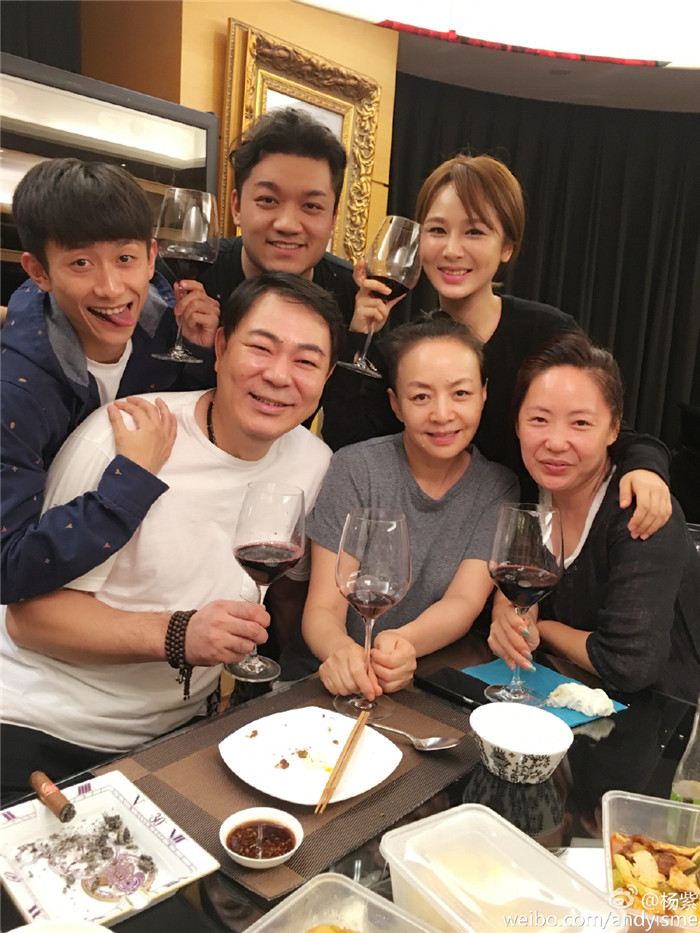 《家有儿女》重聚 杨紫张一山尤浩然献吻宋丹丹