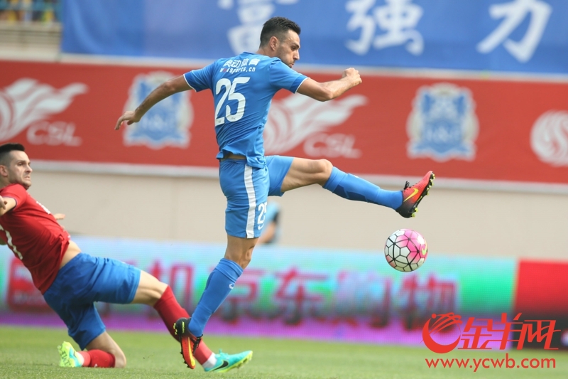 中超:广州富力主场2比0胜河南建业