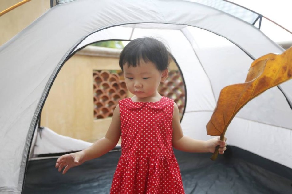 暖!爸爸租别墅拍照片 记录孩子成长点滴