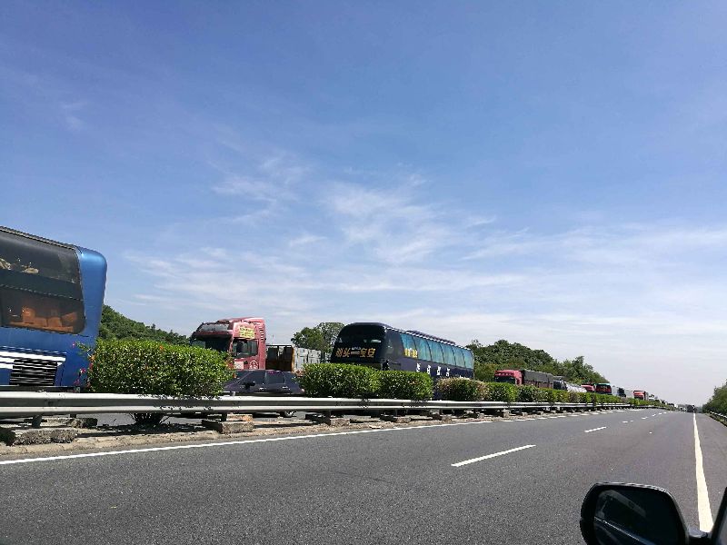 深汕高速惠来路段满地玻璃渣致堵车一公里