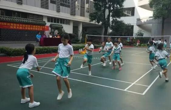 奥运冠军张洁雯到体育东路小学指导训练活动