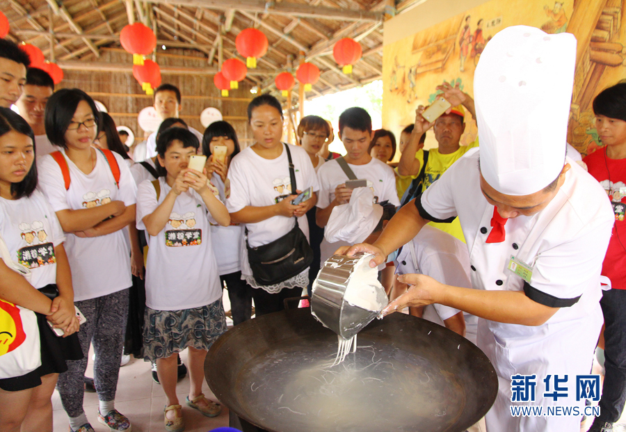 高明万人濑粉节开幕 8000粉丝吃濑粉游花海