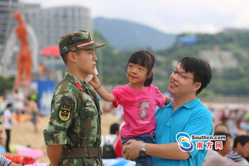 深圳大梅沙人潮如涌 武警持警械保安全