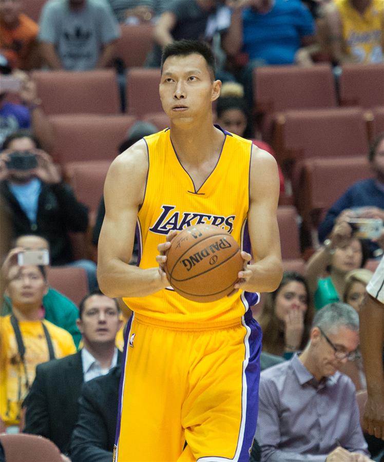 NBA季前赛:易建联湖人队首秀