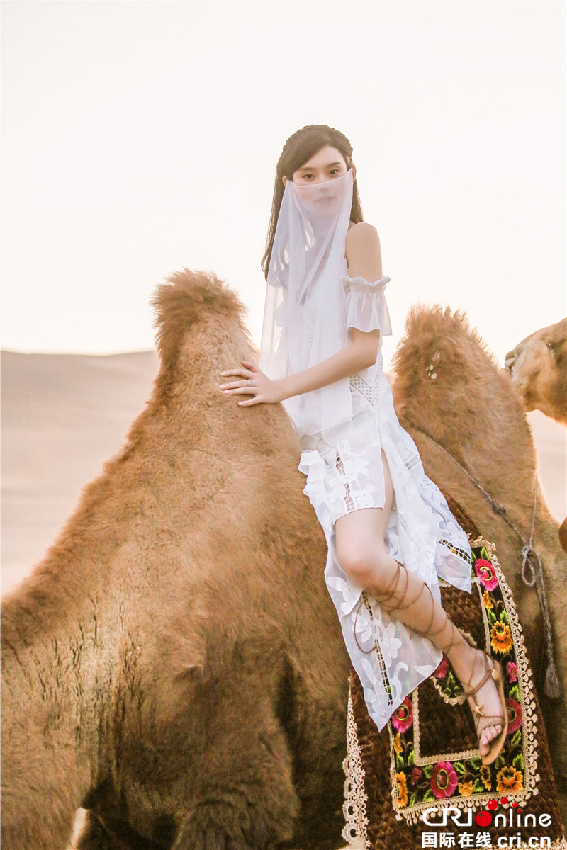 《我们来了》超模奚梦瑶沙漠上演异域写真大片