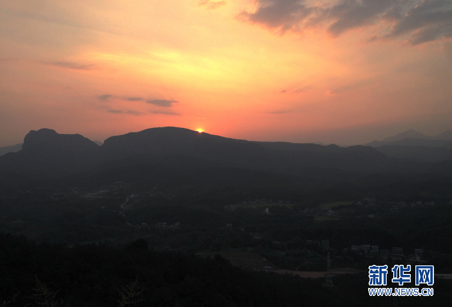 航拍广东梅州客家美丽小镇石正镇天然卧佛