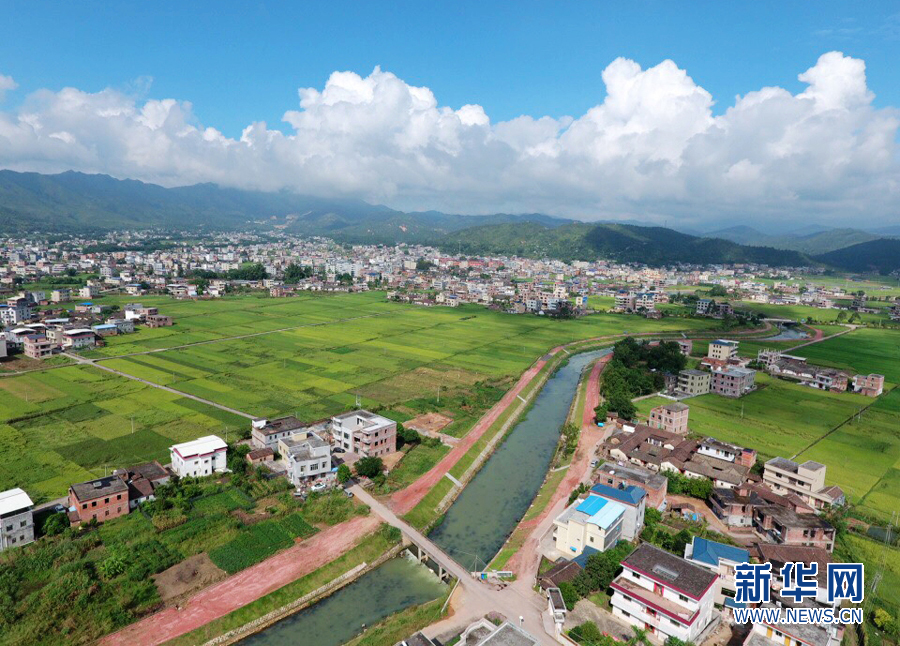 航拍广东梅州客家美丽小镇石正镇天然卧佛