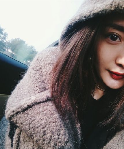 杨幂晒自拍露半脸 身穿针织外套心情大好(图)