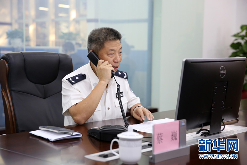广州市公安局副局长亲临12345接听市民热线