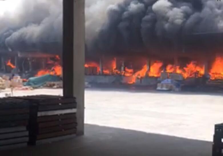 广州白云区一物流仓库发生大火 有持续爆炸声