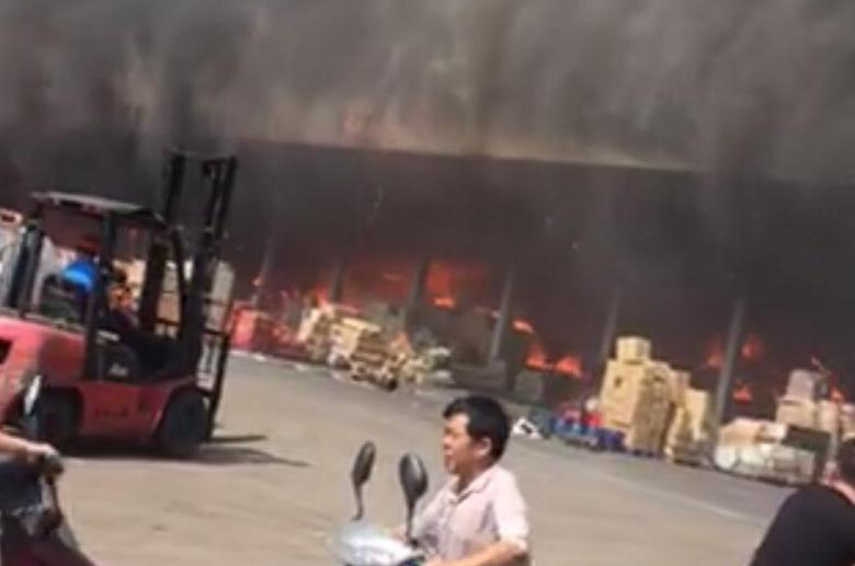广州白云区一物流仓库发生大火 有持续爆炸声