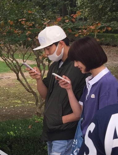 郑爽探班马天宇被拍 手机控 边走边玩