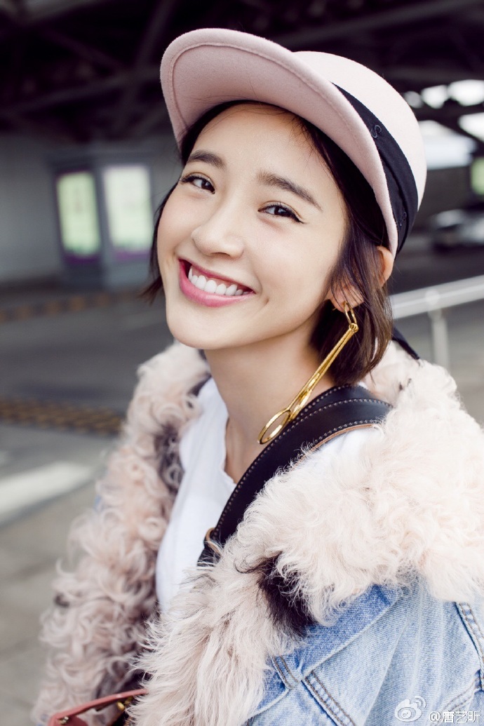 唐艺昕晒度假美图 笑容甜美仿如邻家女孩(图)