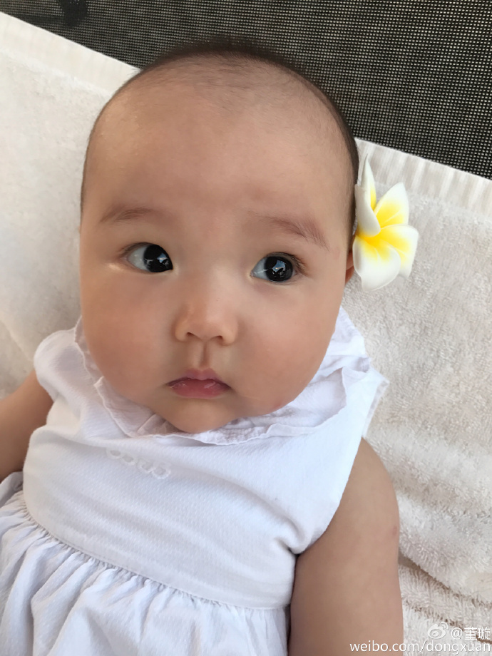 董璇带女儿酒窝看海 大眼仔软萌眉眼像妈