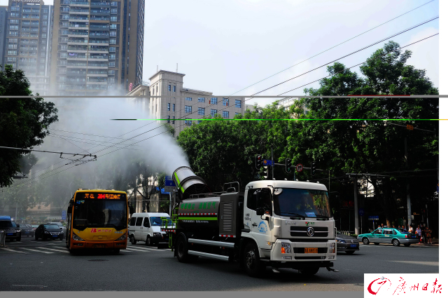 大炮打灰霾 雾珠是炮弹:雾炮车亮相广州市区