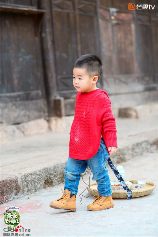 《爸爸4》沙溢儿子小鱼儿抢眼 吃饭也能睡著