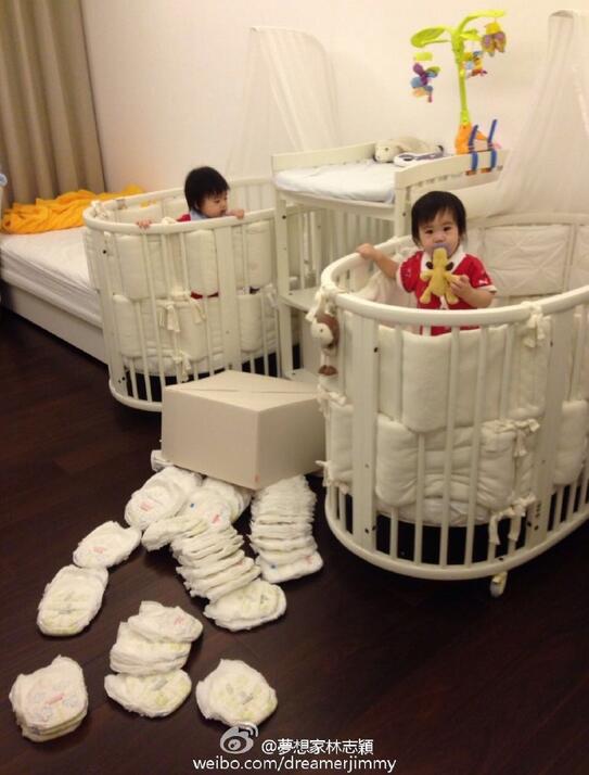 林志颖炫娃不忘搞怪:不给糖就捣蛋