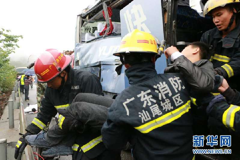 消防官兵在现场救援。王晓怀摄 23日上午11时许,沈海高速公路(深汕段)东行2722KM+570M处发生一起较大交通事故。一辆粤D09495大客车因司机操作不当,先碰撞左侧中央护栏后,再碰撞右侧因故障停在路边的另一辆粤VY1726号大客车,导致粤D09495大客车上3名乘客当场死亡,12名乘客受伤,其中5名重伤,2名轻伤,5名轻微伤。 接报后,汕尾市公安局迅速启动应急预案,立即指令交警、消防部门派员赶赴现场开展抢救伤员、事故勘查、疏导交通等工作,同时协调急救、拯救等单位到场协同处置,并立即