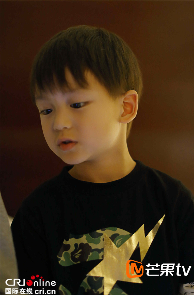 《爸爸4》亮仔洁癖不见了 安吉教蔡国庆唱法语歌