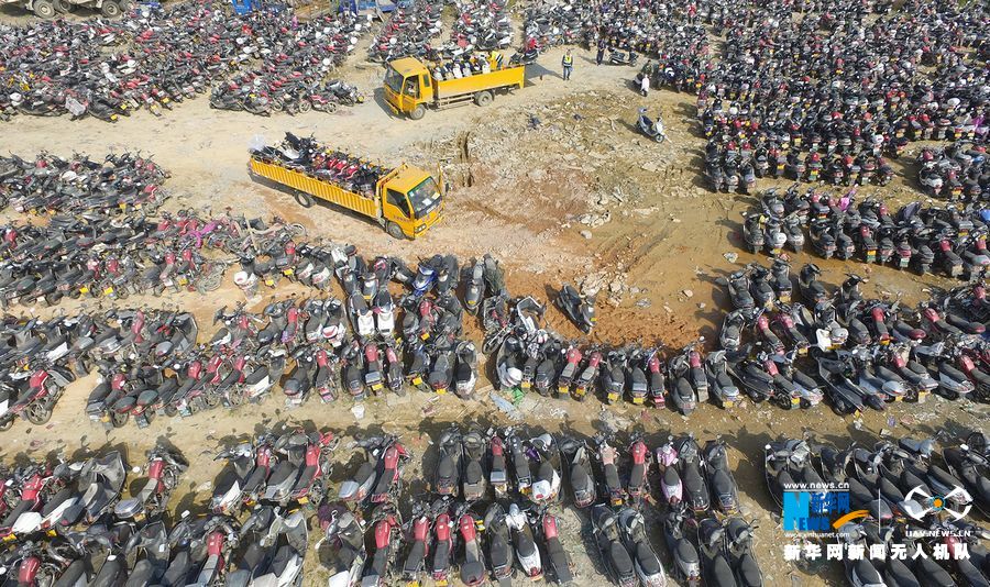 航拍广东潮州摩托车坟场 上万辆报废车待处理