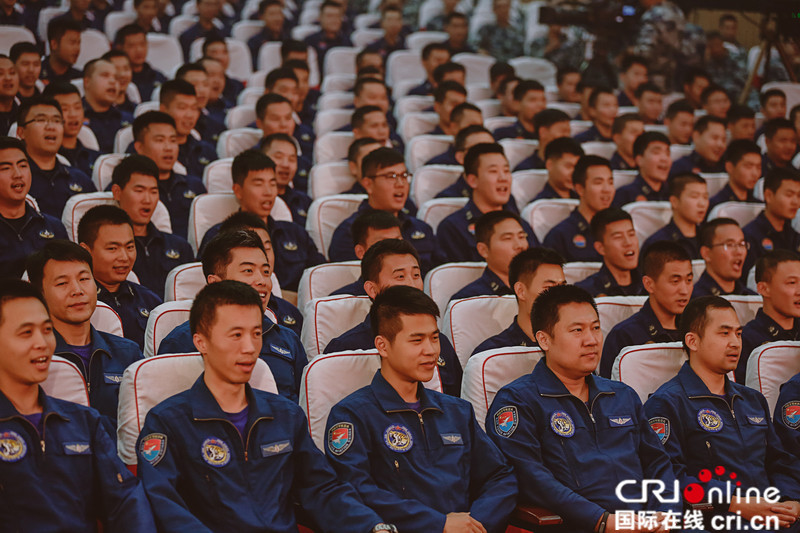 《真男2》空一师联欢晚会 佟丽娅跳新疆舞惊艳