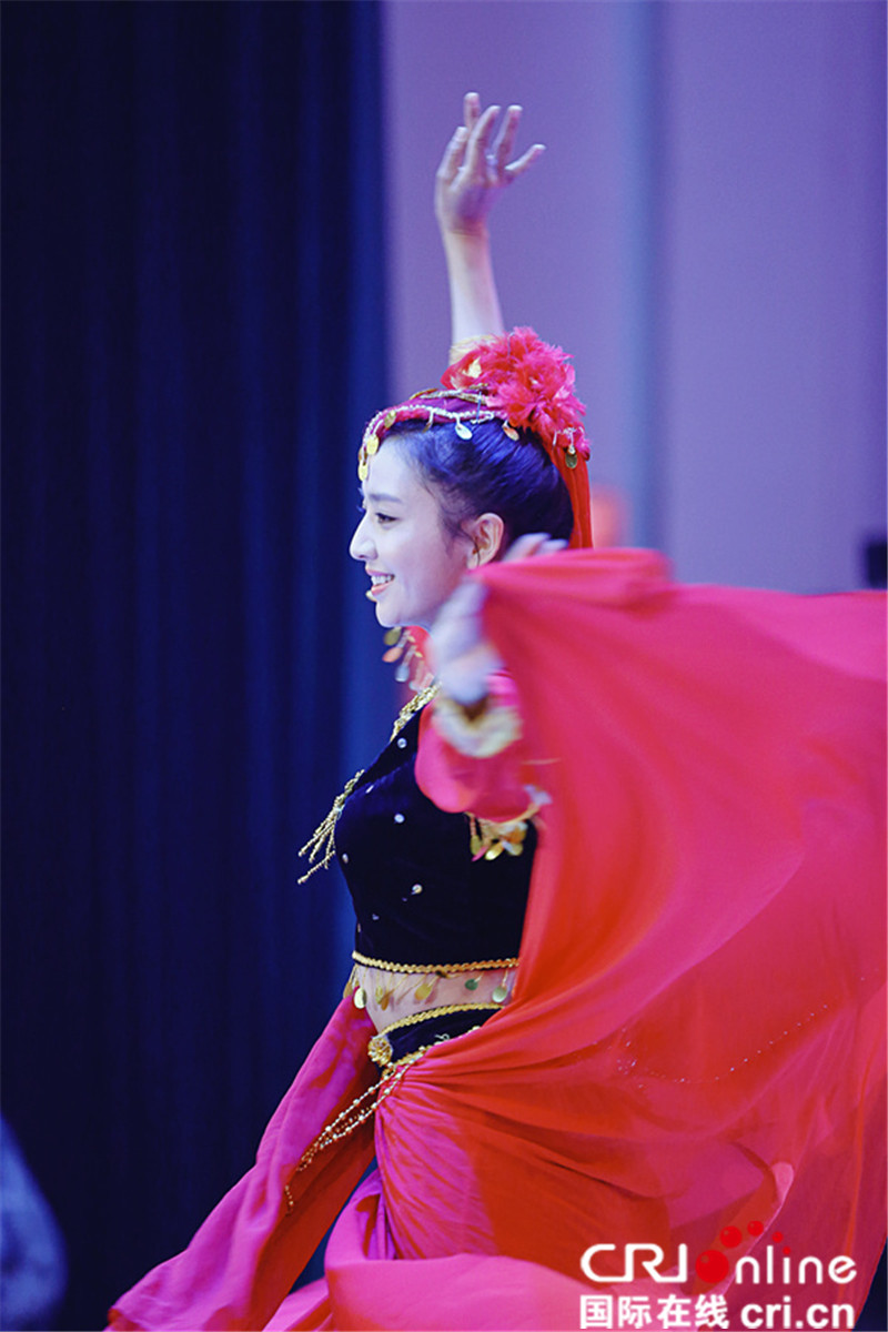 《真男2》空一师联欢晚会 佟丽娅跳新疆舞惊艳