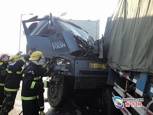 深汕高速鲘门隧道入口处6车连撞致1死3伤