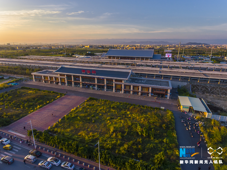 航拍潮汕高铁站 沐浴余晖温暖回家路 - 新华网
