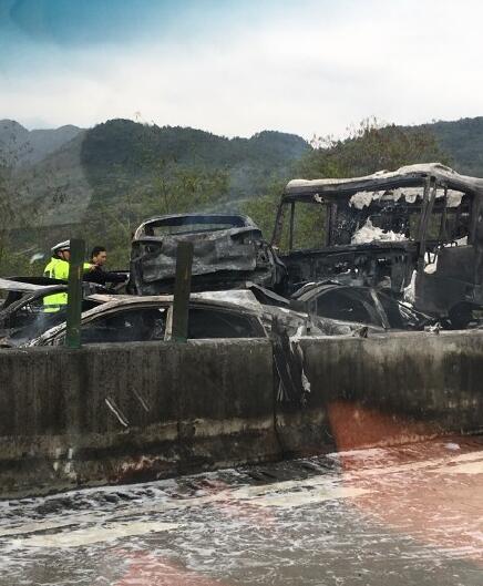 广东清连高速发生特大交通事故致19车连撞已