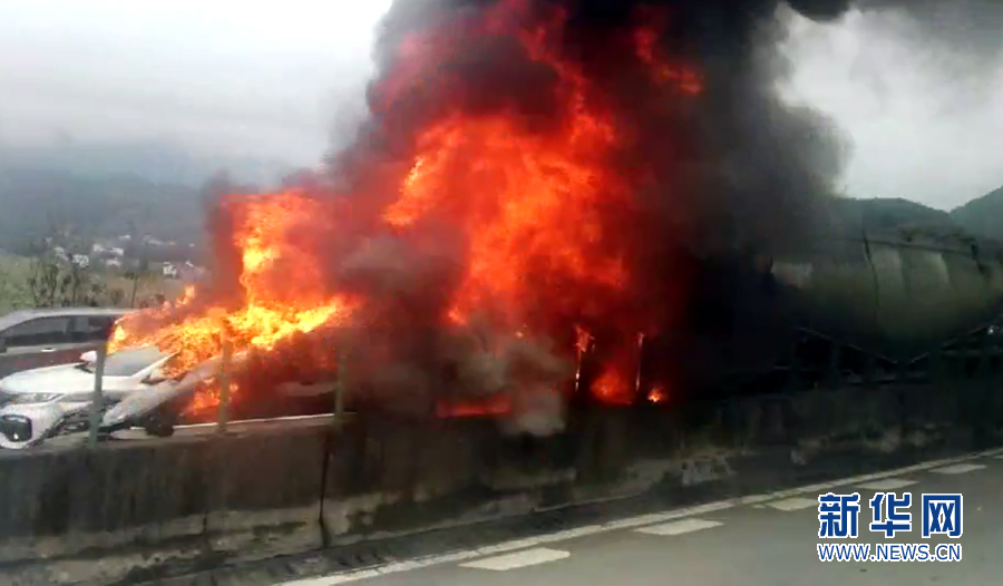 广东清连高速发生特大交通事故致19车连撞已