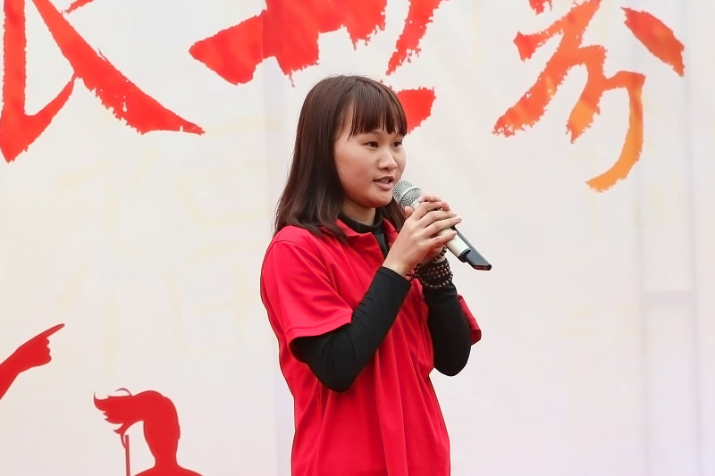 94年女孩在企业千人培训中背《离骚》