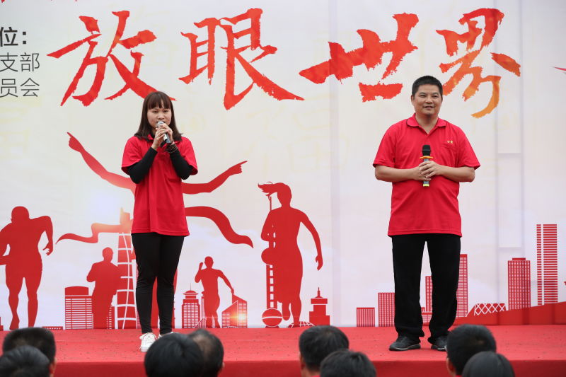 94年女孩企业千人培训背《离骚》 集团副总裁