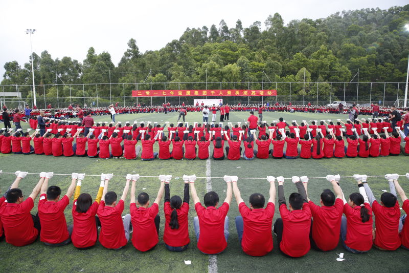 94年女孩企业千人培训背《离骚》 集团副总裁