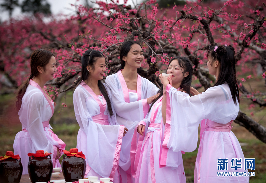 连州女大学生穿古装游桃园喝桃花酒玩飞花令