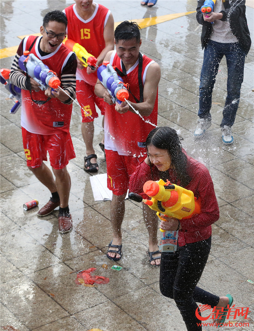 二月二龙抬头 东莞东坑镇举行卖身节