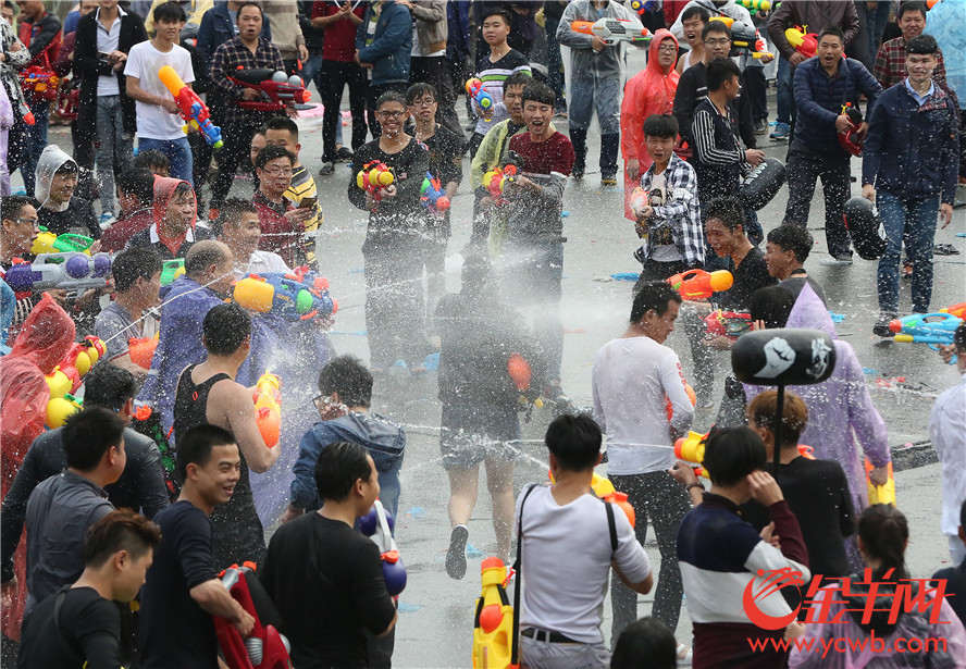 二月二龙抬头 东莞东坑镇举行卖身节