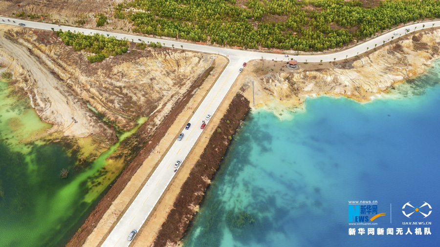 航拍茂名露天矿生态公园 废弃矿山焕发绿色生