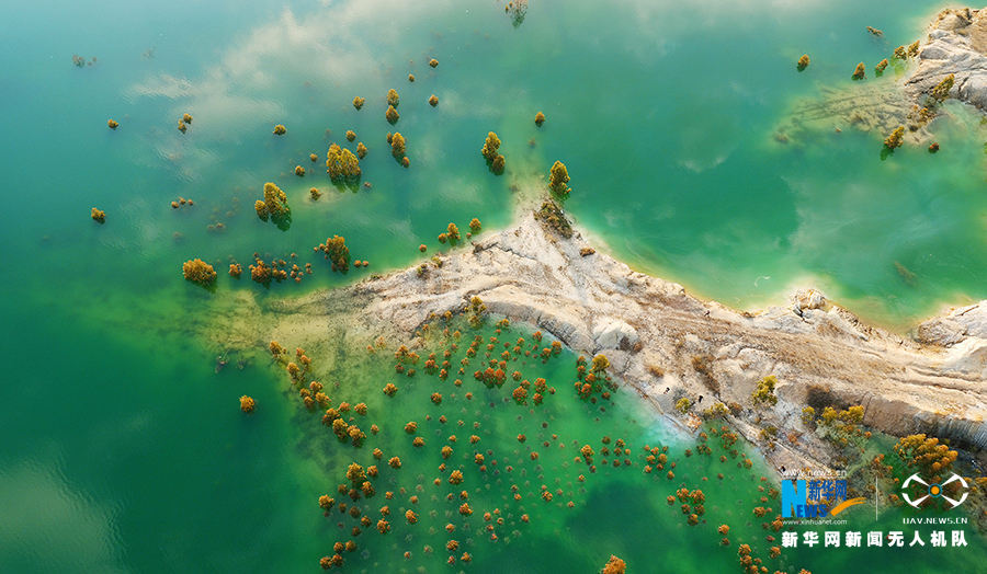 航拍茂名露天矿生态公园 废弃矿山焕发绿色生