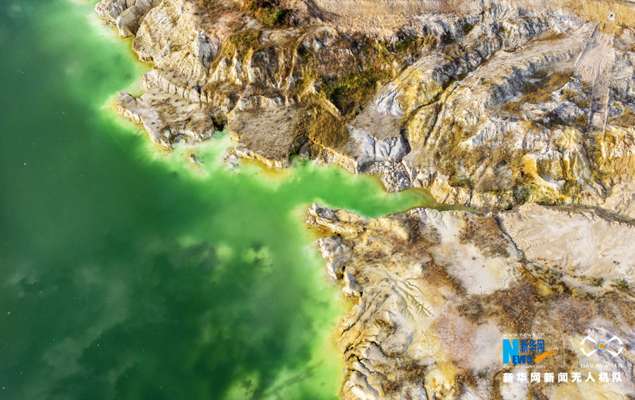 航拍茂名露天矿生态公园 废弃矿山焕发绿色生